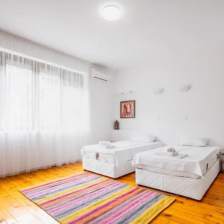 Sofia's Vintage Gem: Spacious 2bd Flat On Solunska