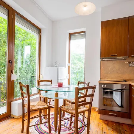 Sofia's Vintage Gem: Spacious 2bd Flat On Solunska Апартамент София
